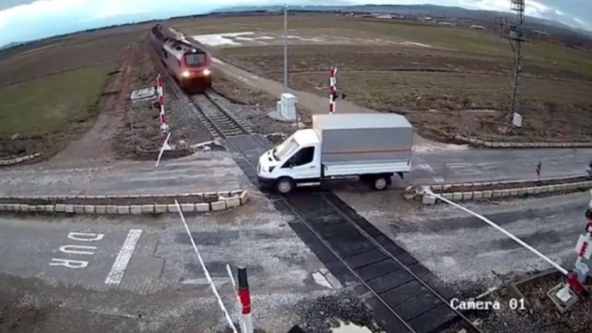 momentul de infarct in care un camion este spulberat de tren video