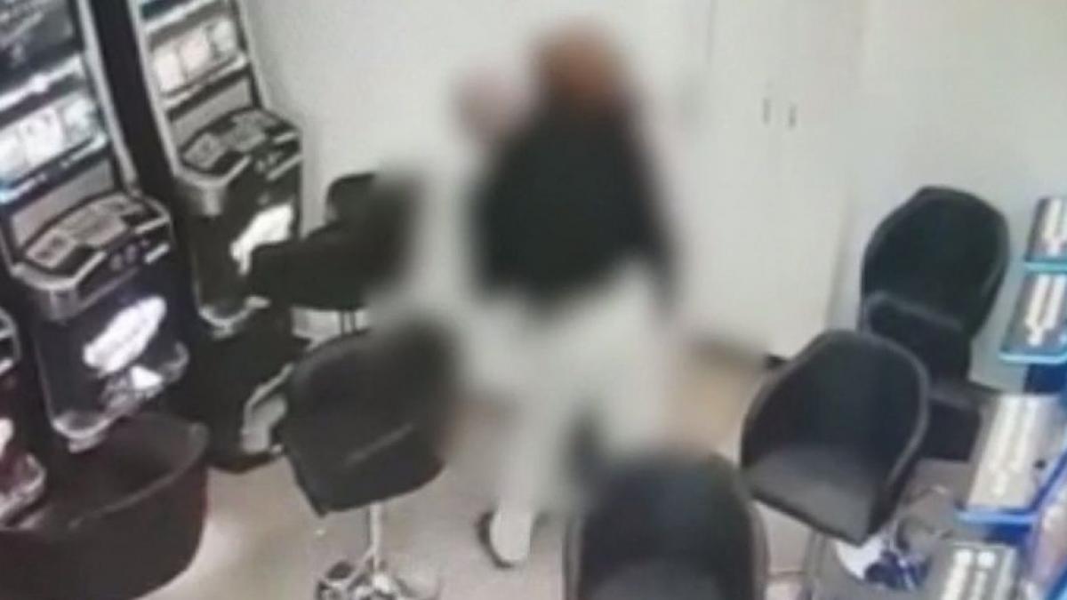 talharie in plina zi la o sala de jocuri din timisoara o casiera a fost batuta crunt video