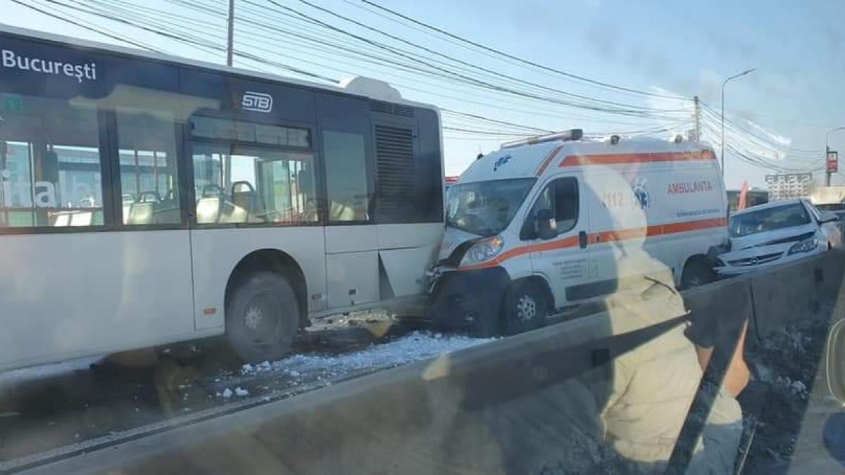 autobuz stb si o ambulanta accident cu cinci raniti la intrare in bucuresti foto
