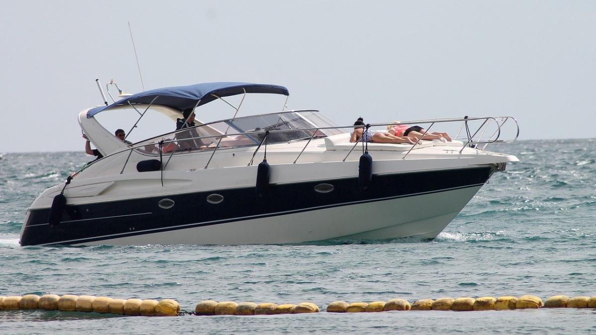 doi turisti ucisi si alte 20 de persoane ranite dupa ce doua salupe s au ciocnit pe o insula din