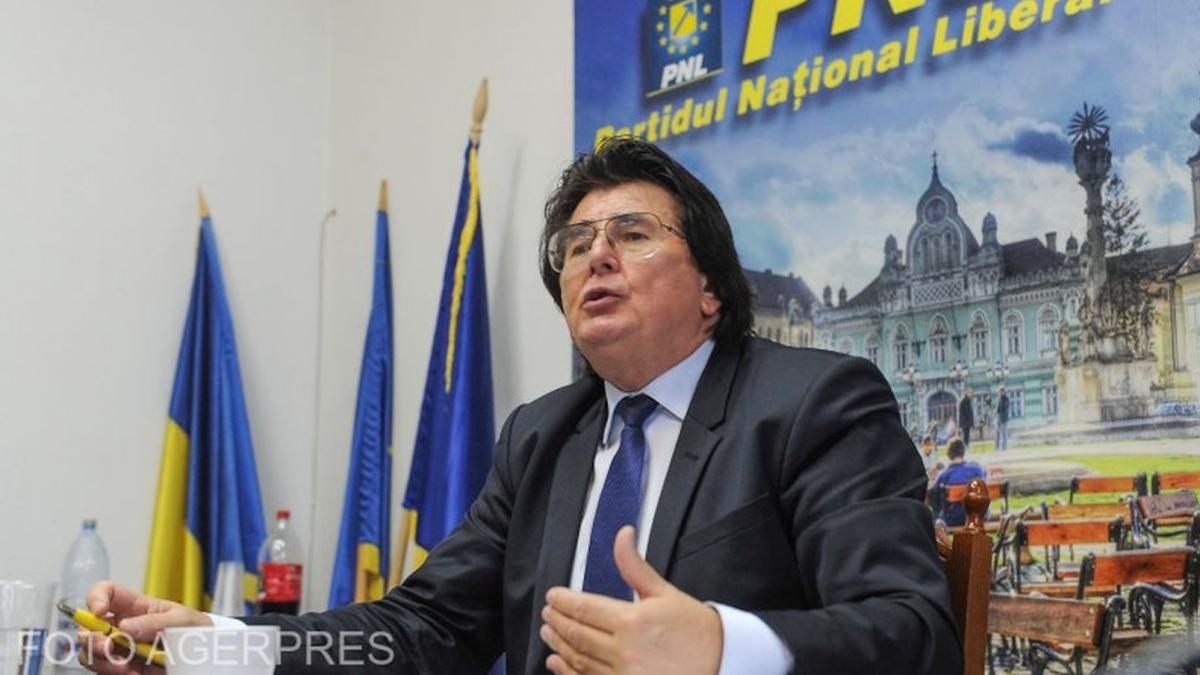 functionara din primaria timisoara acuzata de primar ca a stat pe facebook in loc sa munceasca