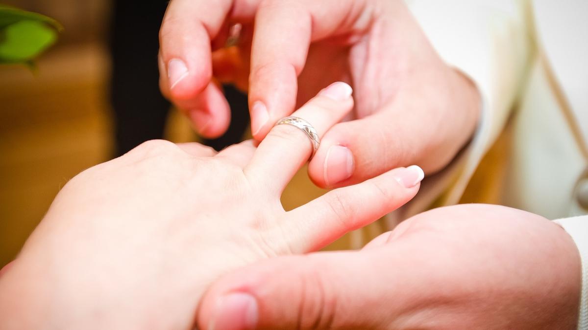 intrau in baruri si se prefaceau ca se logodeau motivul neasteptat pentru care recurgeau la acest