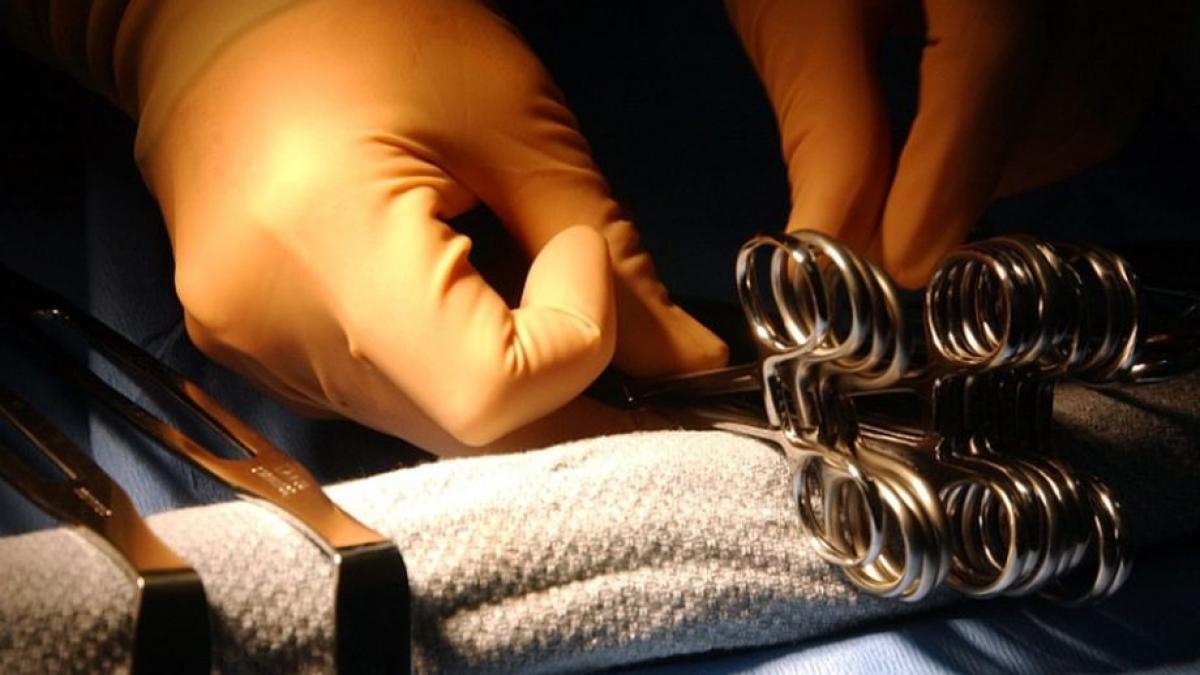 o tumora uriasa a fost extirpata de pe fata unei femei la spitalul din caransebes operatia a durat