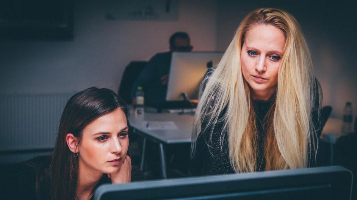 putini romani stiu asta ce se intampla daca ii spui unui coleg de serviciu ce salariu ai