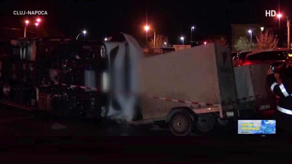 furtuna sabine in romania camion cu remorca pus la pamant de vantul puternic masini distruse