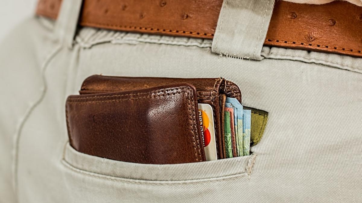 lucrul bizar pus de romani in portofel ca sa aiba noroc la bani