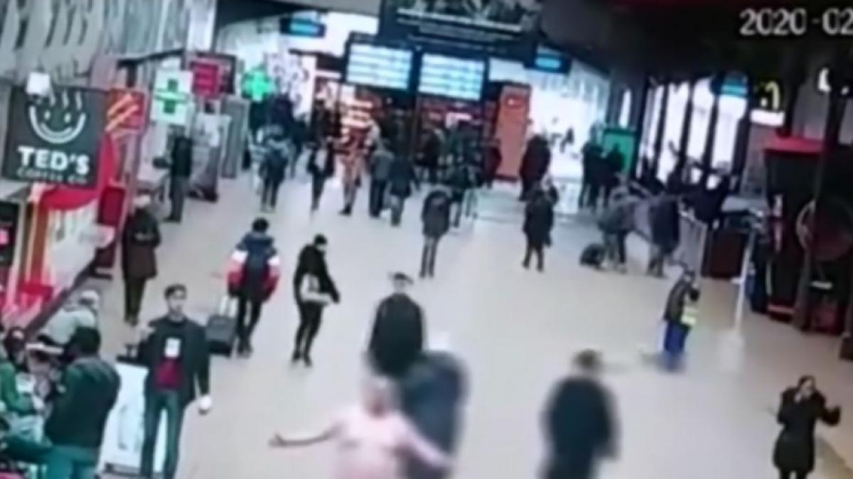 un barbat a fost surprins de jandarmi umbland dezbracat in gara de nord