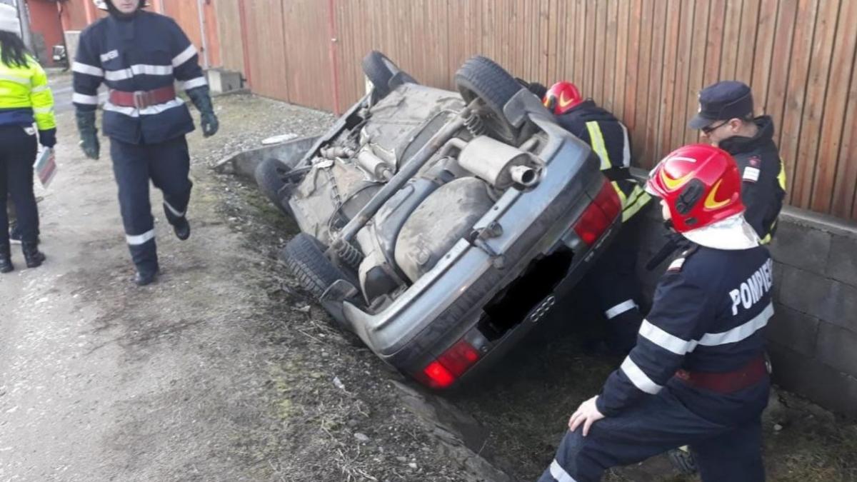 accident bizar in medias o fetita de opt ani ranita dupa ce masina in care se afla s a rasturnat
