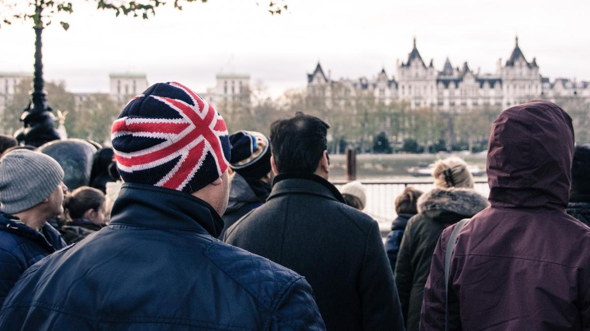 doua magazine romanesti din londra atacate de xenofobi ar fi trebuit sa va intoarceti in romania nu