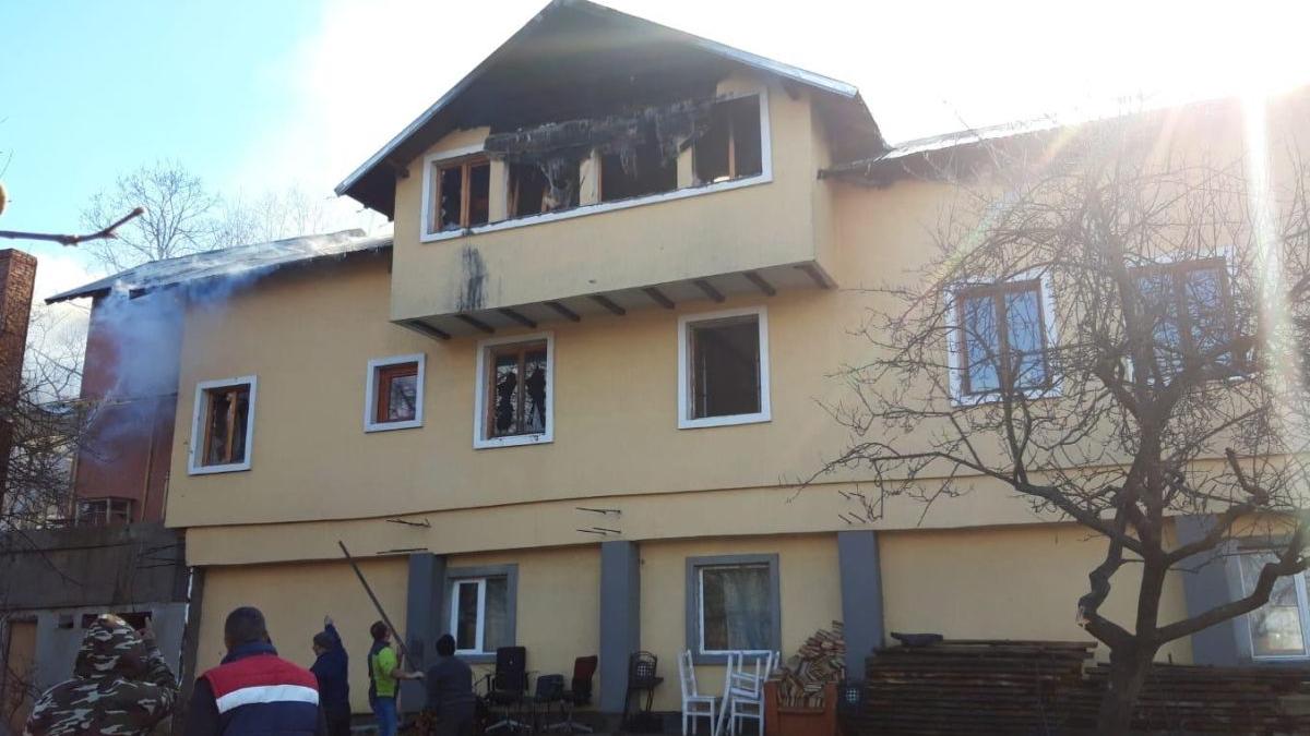 incendiu de proportii la o casa parohiala de la biserica din valea screzii