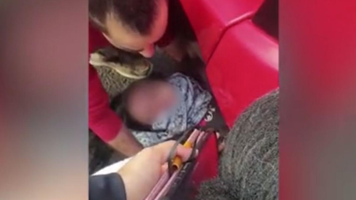 un grup de oameni ridica cu mainile goale un autobuz dupa ce o tanara a fost lovita si prinsa sub