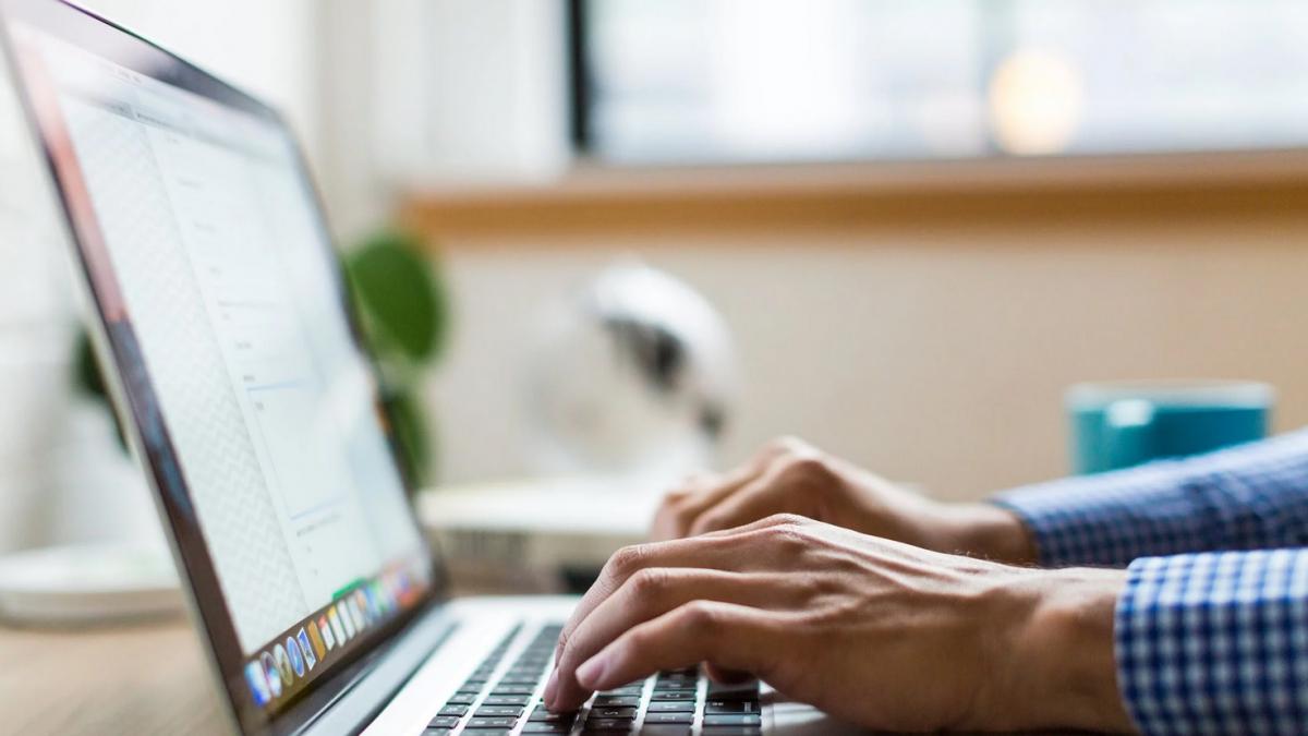 un primar din dambovita santajat cu articole defaimatoare pe facebook