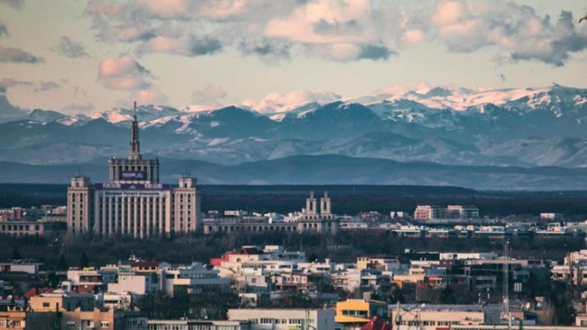 muntii bucegi vazuti din bucuresti fotografia a fost surprinsa in centrul capitalei