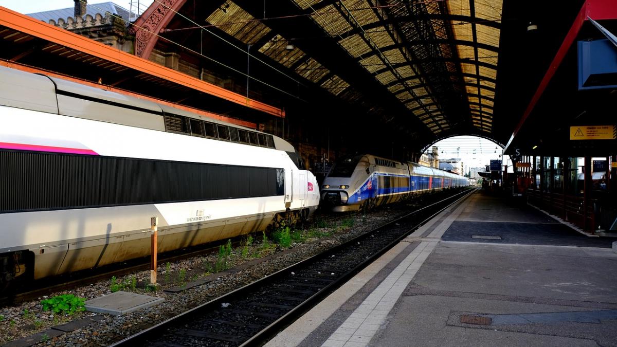 o grupare de romani a bagat spaima in autoritatile franceze a furat 38 tone de metale de pe caile