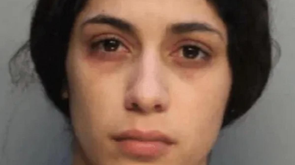 o tanara de 22 de ani s a filmat in timp ce viola un adolescent de 14 ani nu s a oprit insa aici