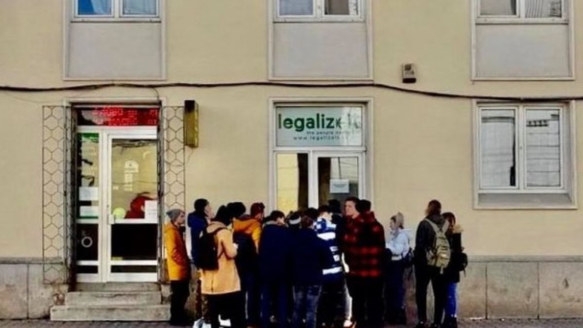 Îmblânzi marmora Răbdare  Coadă uriașă la deschiderea primului magazin cu produse pe bază de canabis  din Cluj