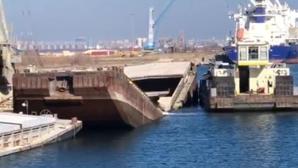 barja scufundata la agigea in timp ce participa la descarcarea de fosfat de pe un vapor