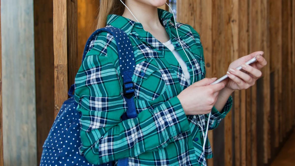 eleva de liceu din iasi amenintata cu arma in camin