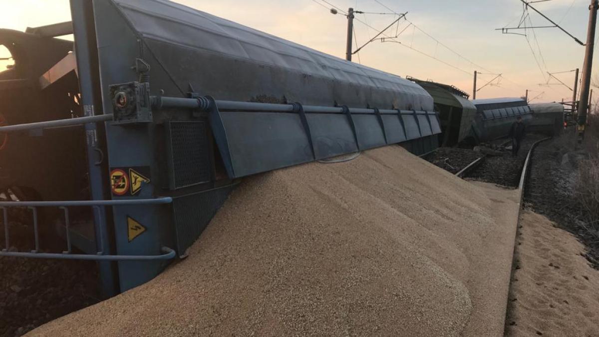 tren sarit de pe sine la olt cinci vagoane s au rasturnat