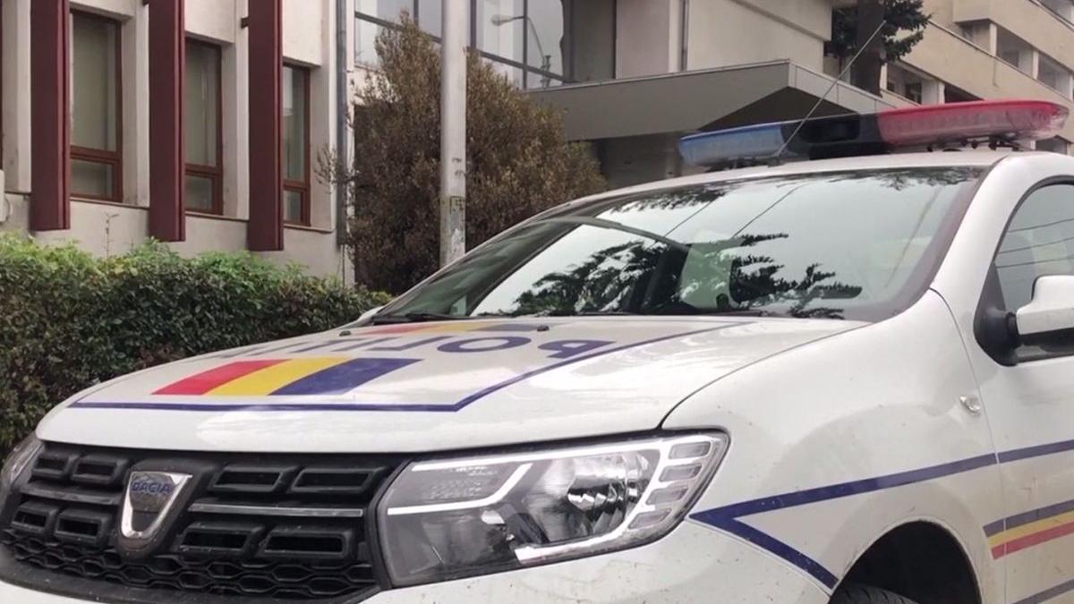 barbat din iasi a lovit o masina de politie si a fugit