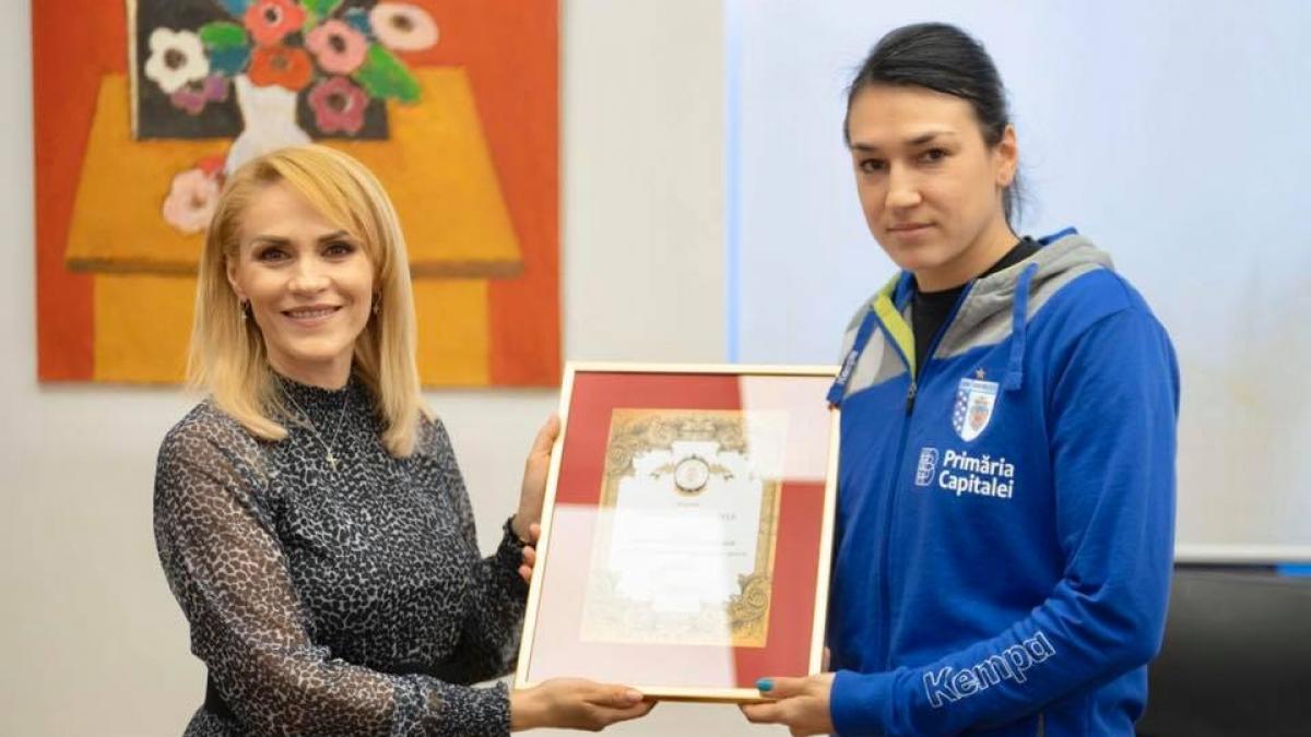 handbalista cristina neagu a primit o distinctie pentru intreaga activitate sportiva din partea