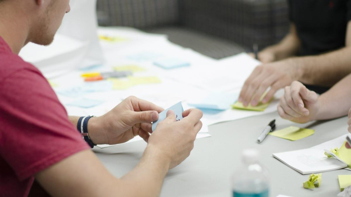 un barbat din iasi a aflat ca este mort in acte iar judecatorii au refuzat sa il readuca la viata