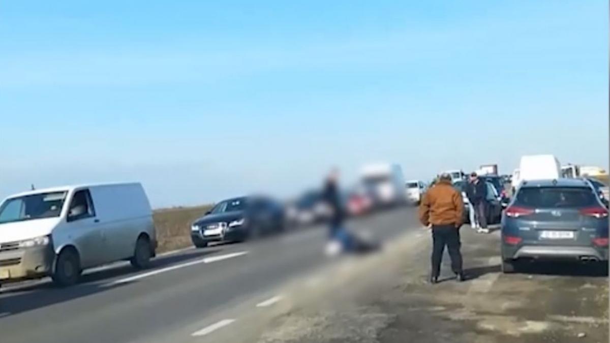 a coborat din masina sa cumpere miere de albine dar a fost accidentat mortal la volan era un fost