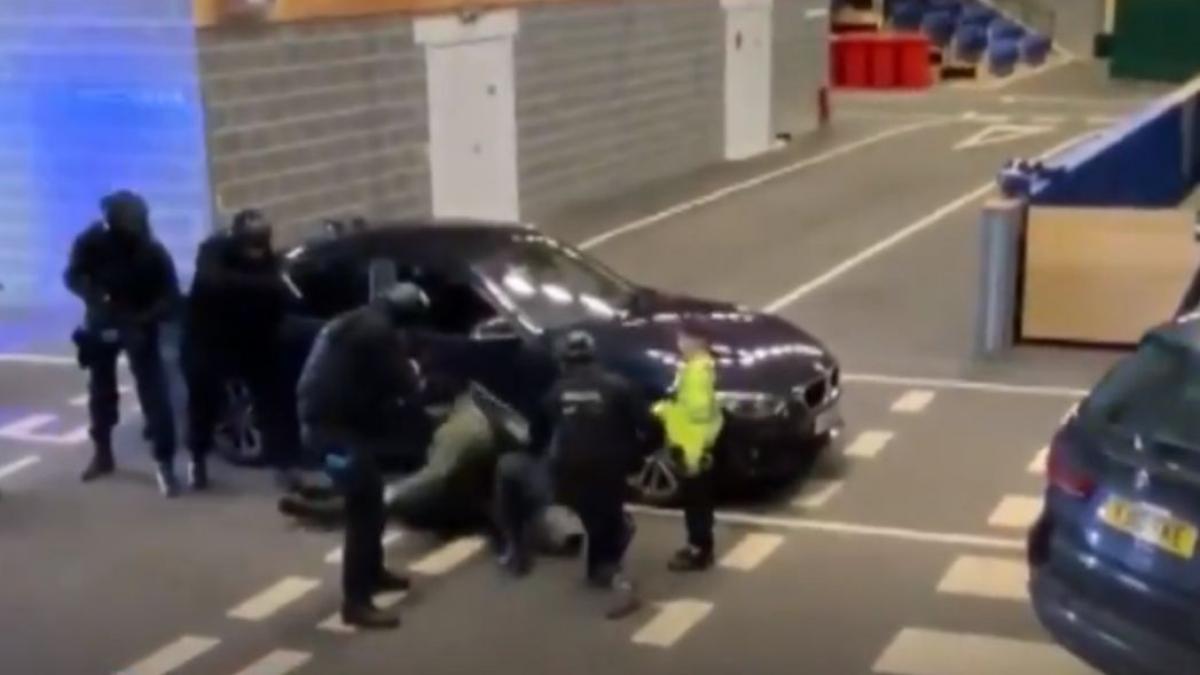 baietelul bolnav de cancer a visat dintotdeauna sa devina politist dupa ce a iesit din spital a