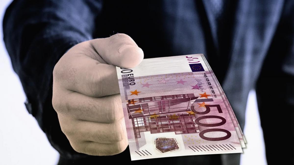 contabila unei scoli din arad prinsa in flagrant de politisti in timp ce lua mita