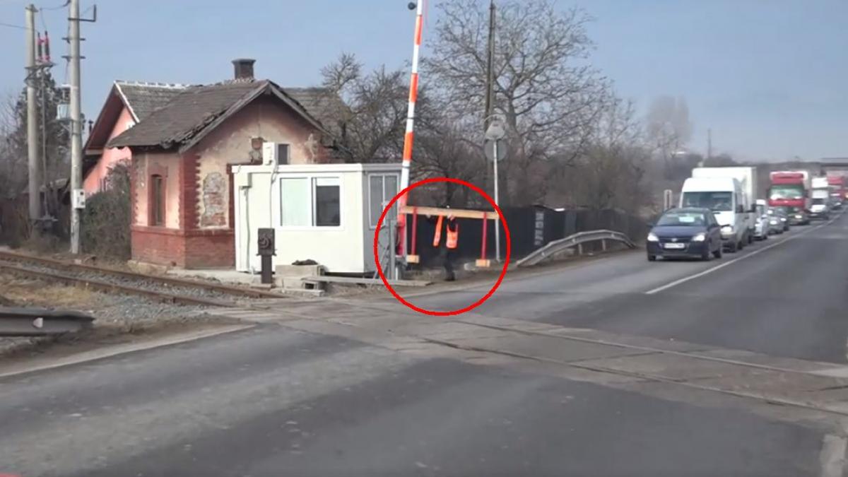 o angajata cfr cara in spate barierele de la trecerea peste calea ferata la hunedoara soferii sunt