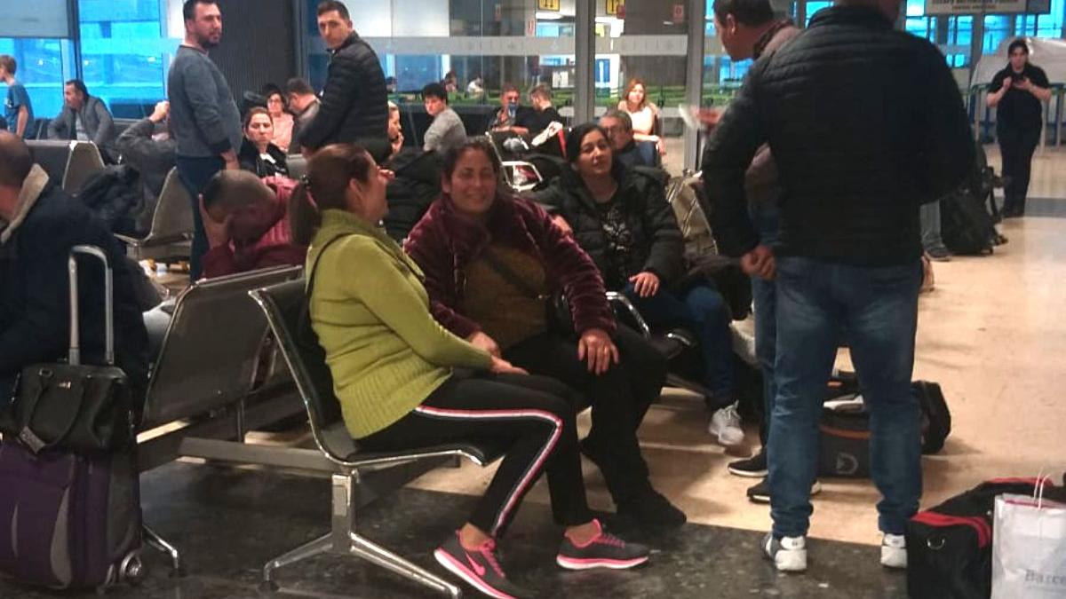 romani blocati aeroport valencia avion stricat