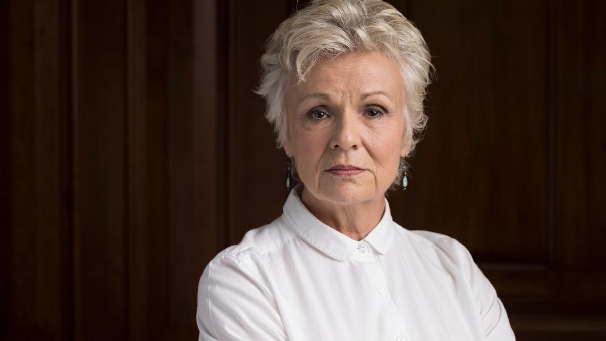 actrita julie walters a dezvaluit ca a fost diagnosticata cu cancer intestinal