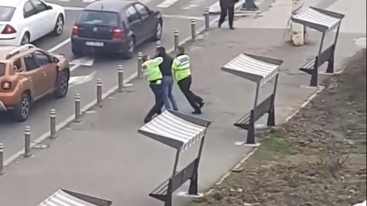 pieton recalcitrant incatusat de sapte politisti