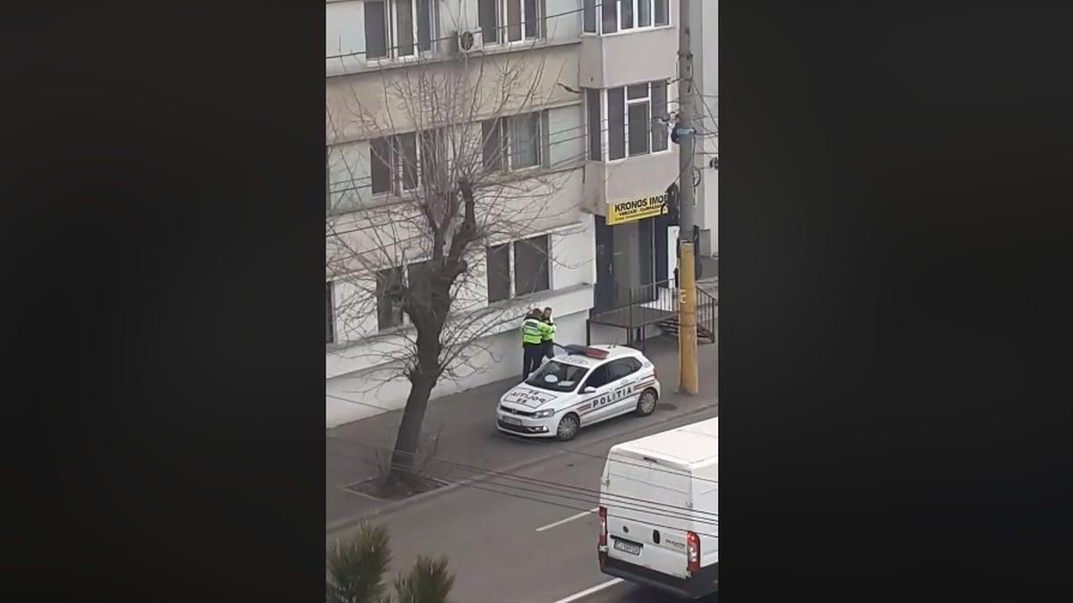 politistii din constanta s au luptat minute in sir cu un barbat care a traversat neregulamentar si