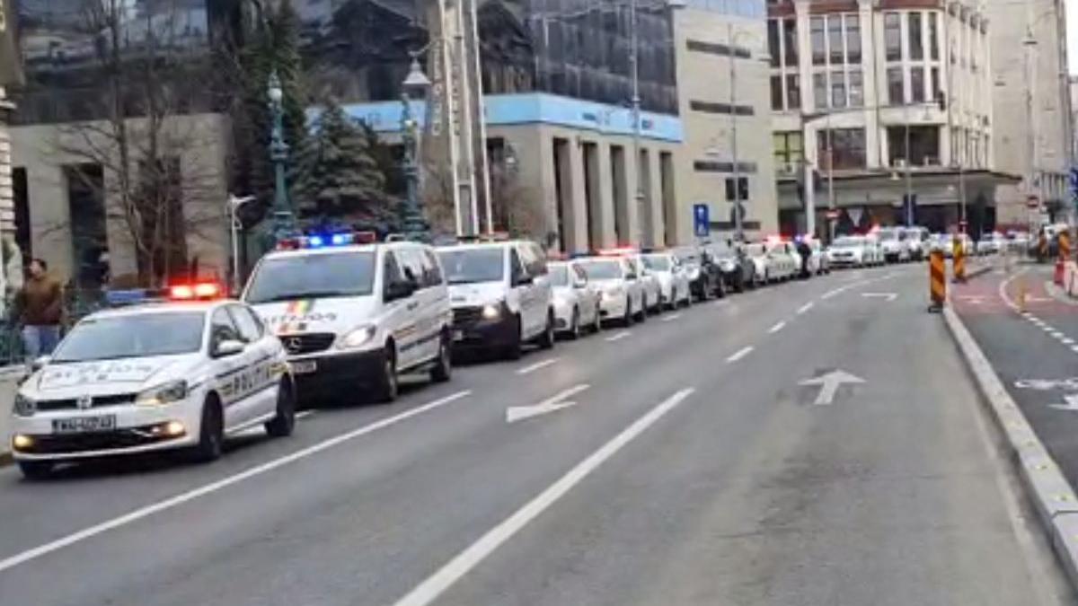 sute de politisti si jandarmi fac verificari la un targ din sectorul 4 al capitalei