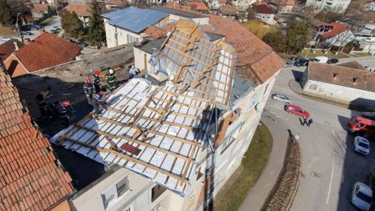 acoperis distrus de vantul puternic la aiud oamenii au chemat pompierii sa le sara in ajutor