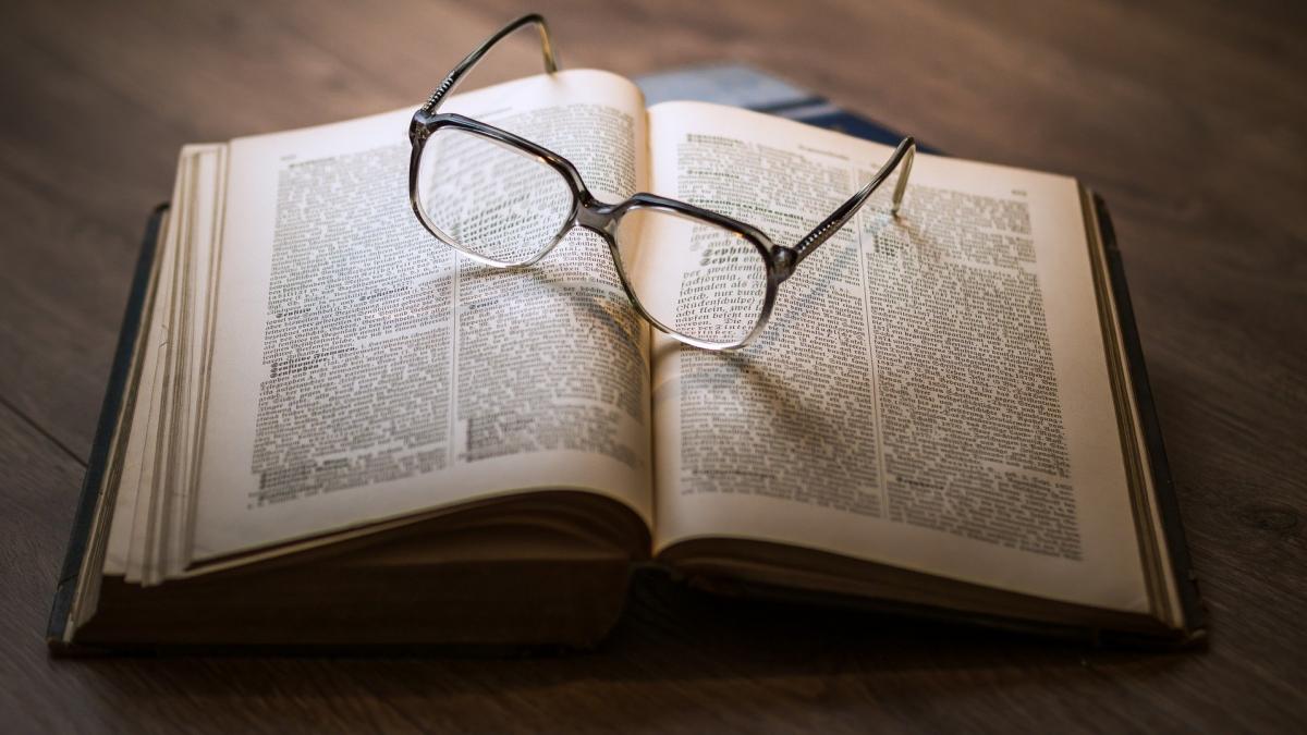 bibliotecarii au deschis un manuscris rar de 500 de ani si au gasit ceva cu totul neasteptat intre