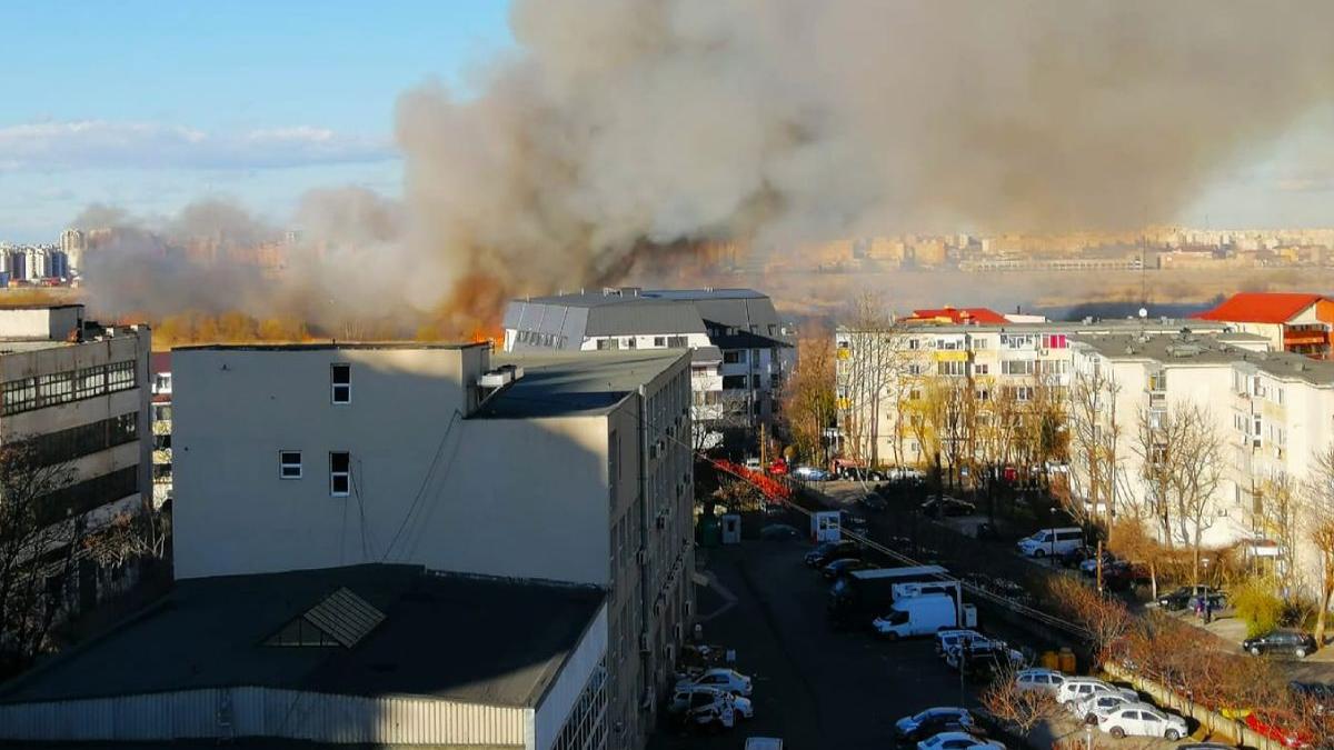 incendiu puternic in bucuresti pompierii intervin de urgenta in delta vacaresti