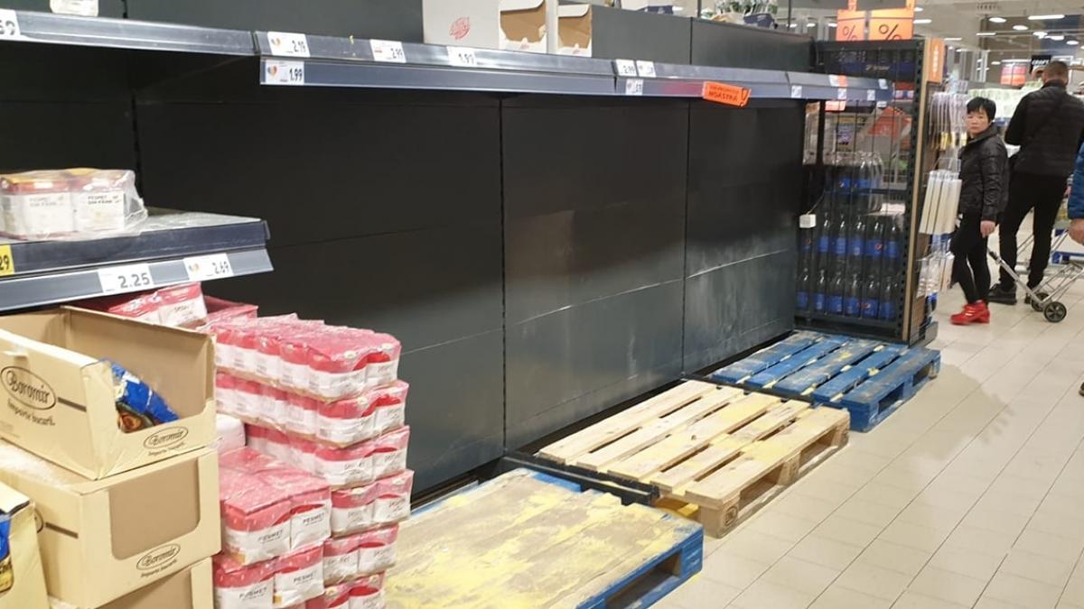 coronavirusul incepe sa bage spaima in romani rafturile supermarketurilor lasate goale