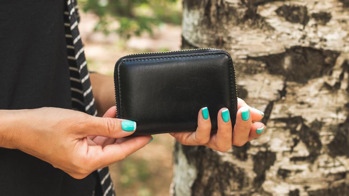 o femeie a furat bani de la o batrana din alba