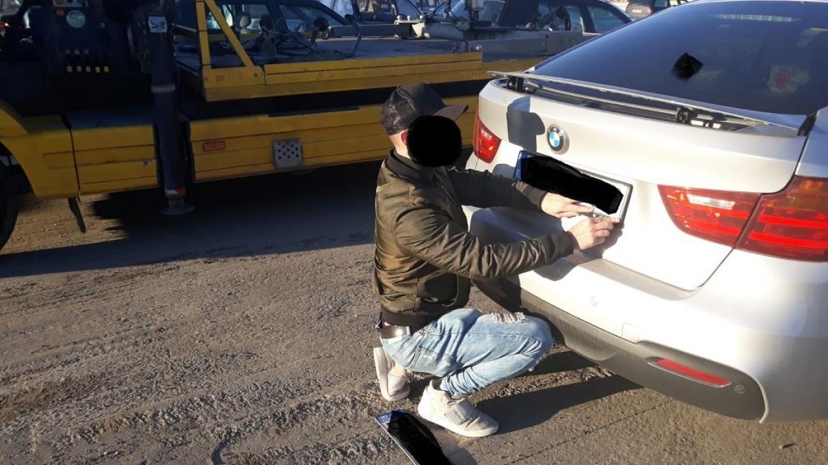 un sofer bmw a ascuns numerele de inmatriculare ca sa i pacaleasca pe politisti