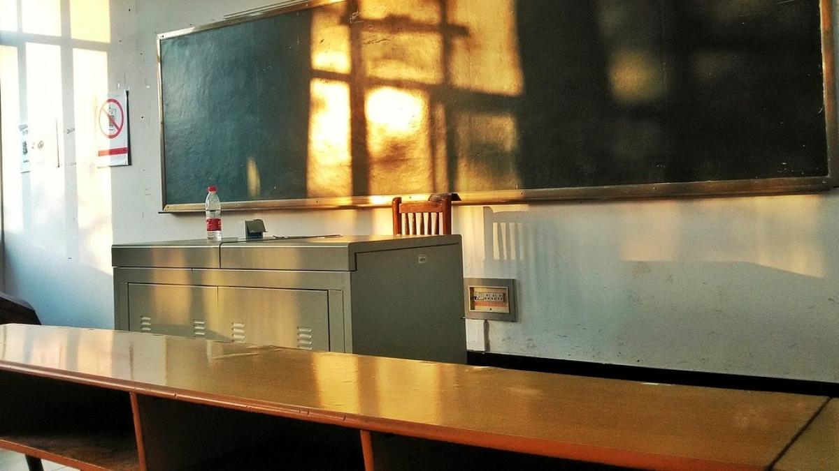 cursuri suspendate 7 000 de elevi stau acasa