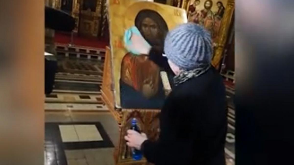 bbc romanii sunt sfatuiti sa nu mai pupe icoanele din cauza coronavirusului