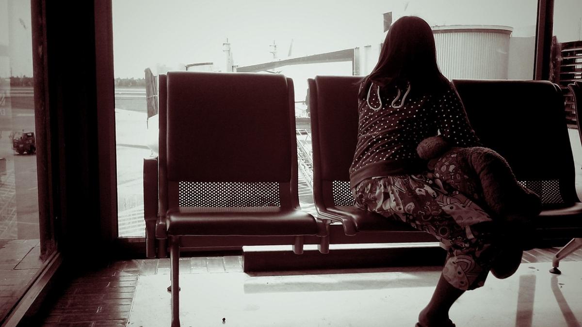 familie data jos din avion dupa ce o fetita a tusit pasageri cu coronavirus