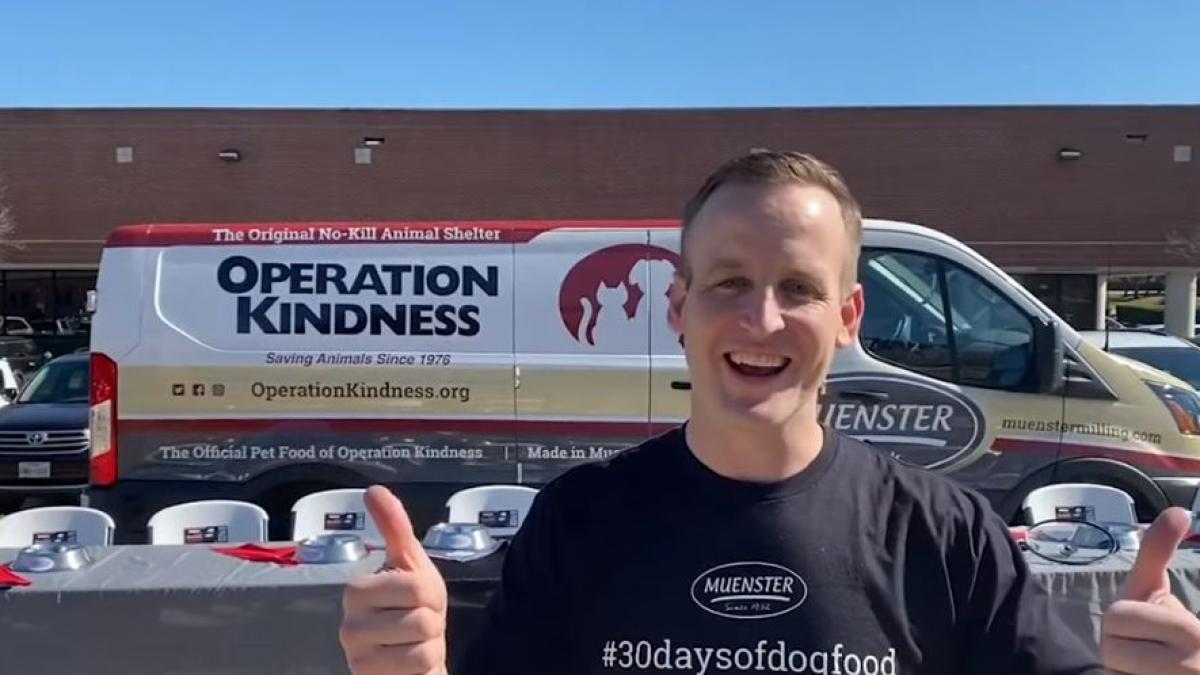 acest barbat a slabit 30 de kilograme dupa ce a mancat o luna de zile mancare pentru caini