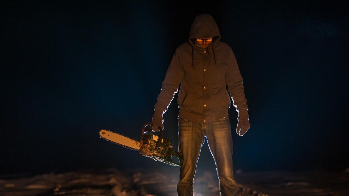 Bărbat din Vaslui, bătut de un vecin care tăia lemne cu drujba în apartament