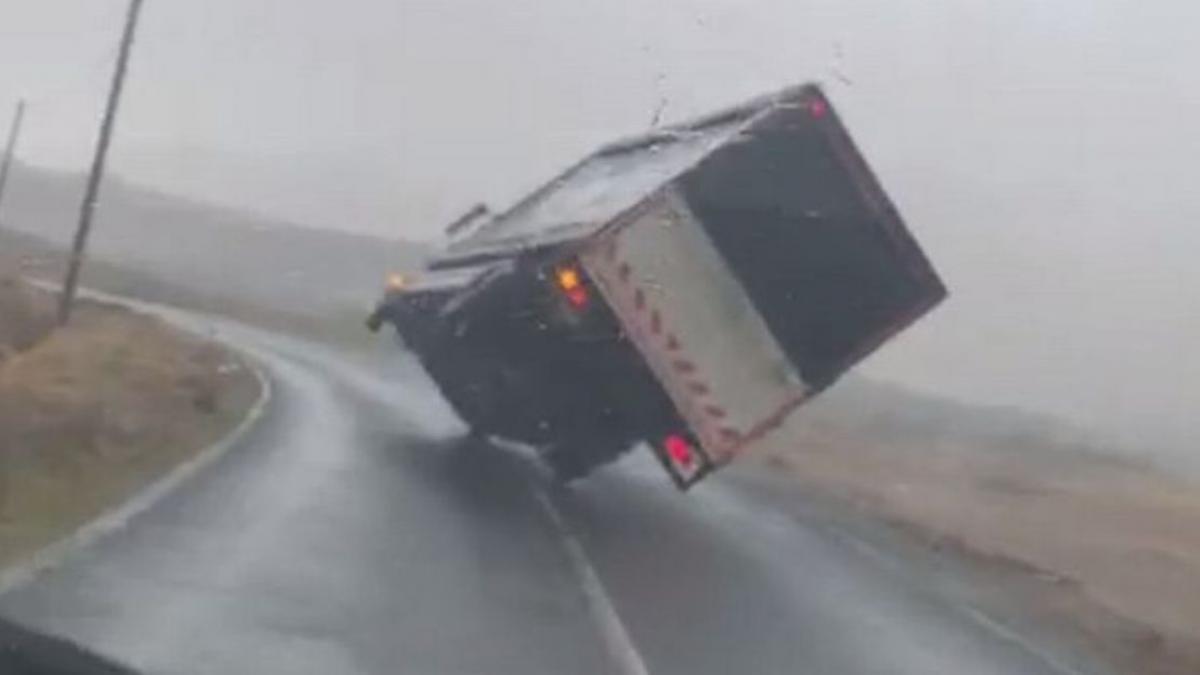 camion luat pe sus de vantul puternic imagini spectaculoase