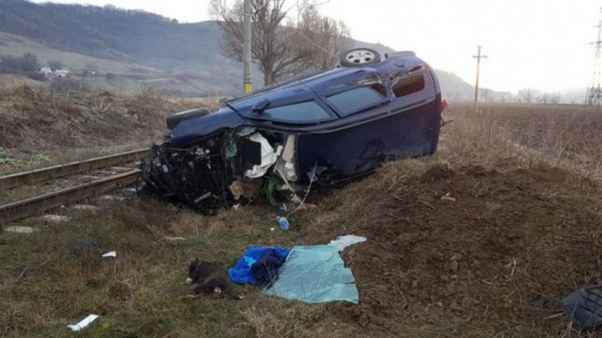 masina lovita de tren la onesti