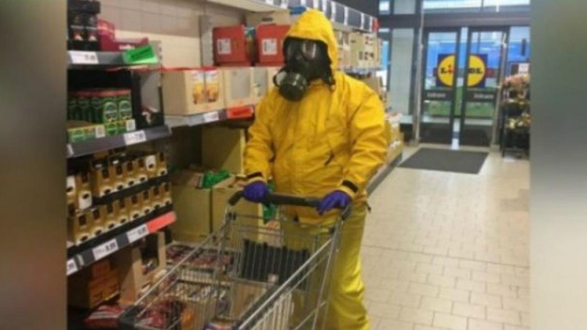 un clujean a mers cu masca de gaze la cumparaturi