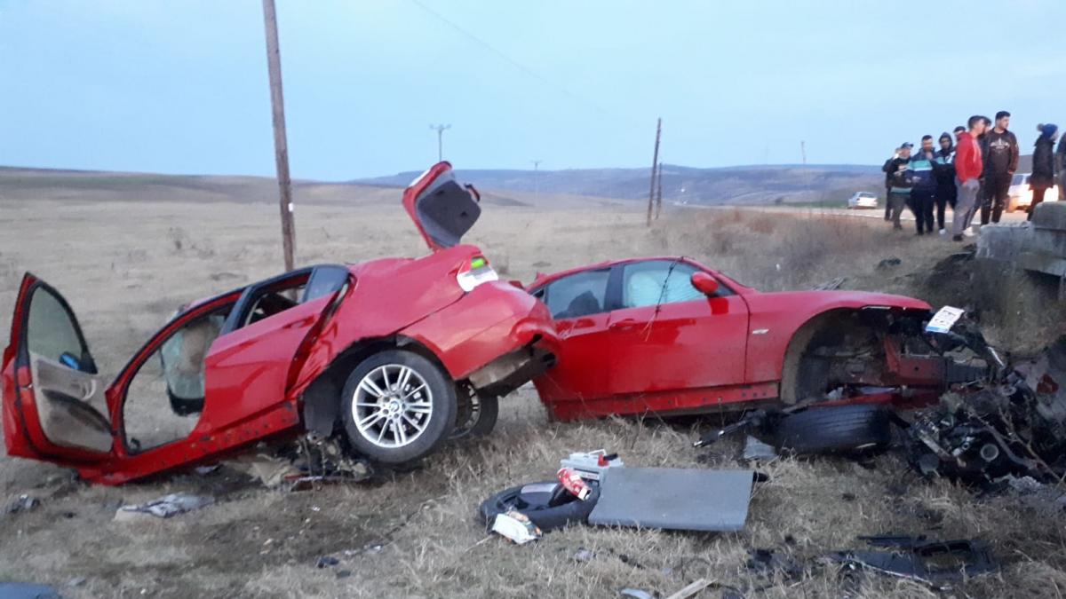 un sofer a scapat nevatamat dupa ce bmw ul pe care il conducea s a rupt in doua